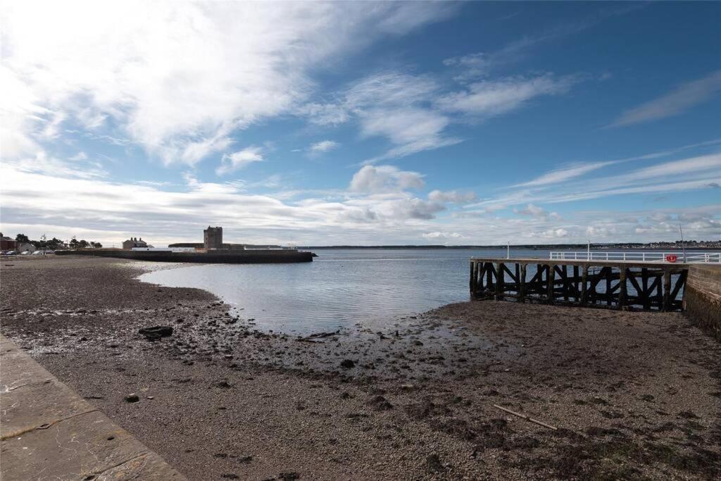The Colours Riverside Apartment With Garden Broughty Ferry Bagian luar foto